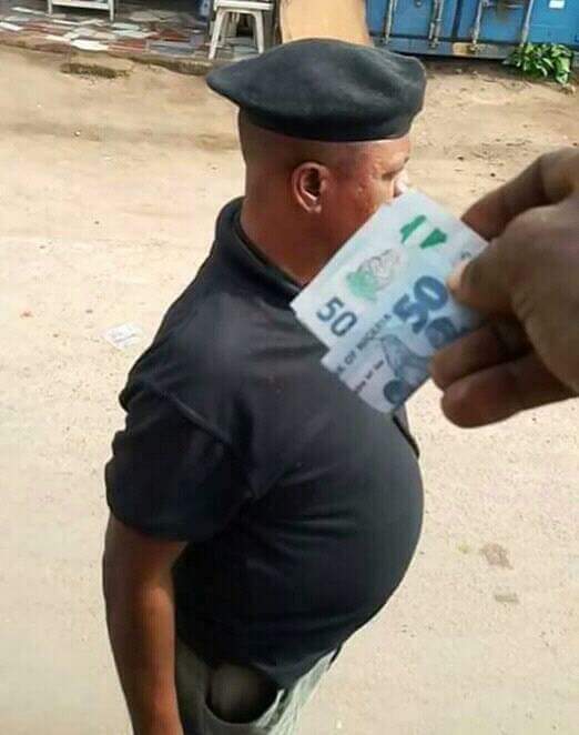 Photos Of Nigerian Policeman Collecting Bribe Go Viral Dnb Stories 