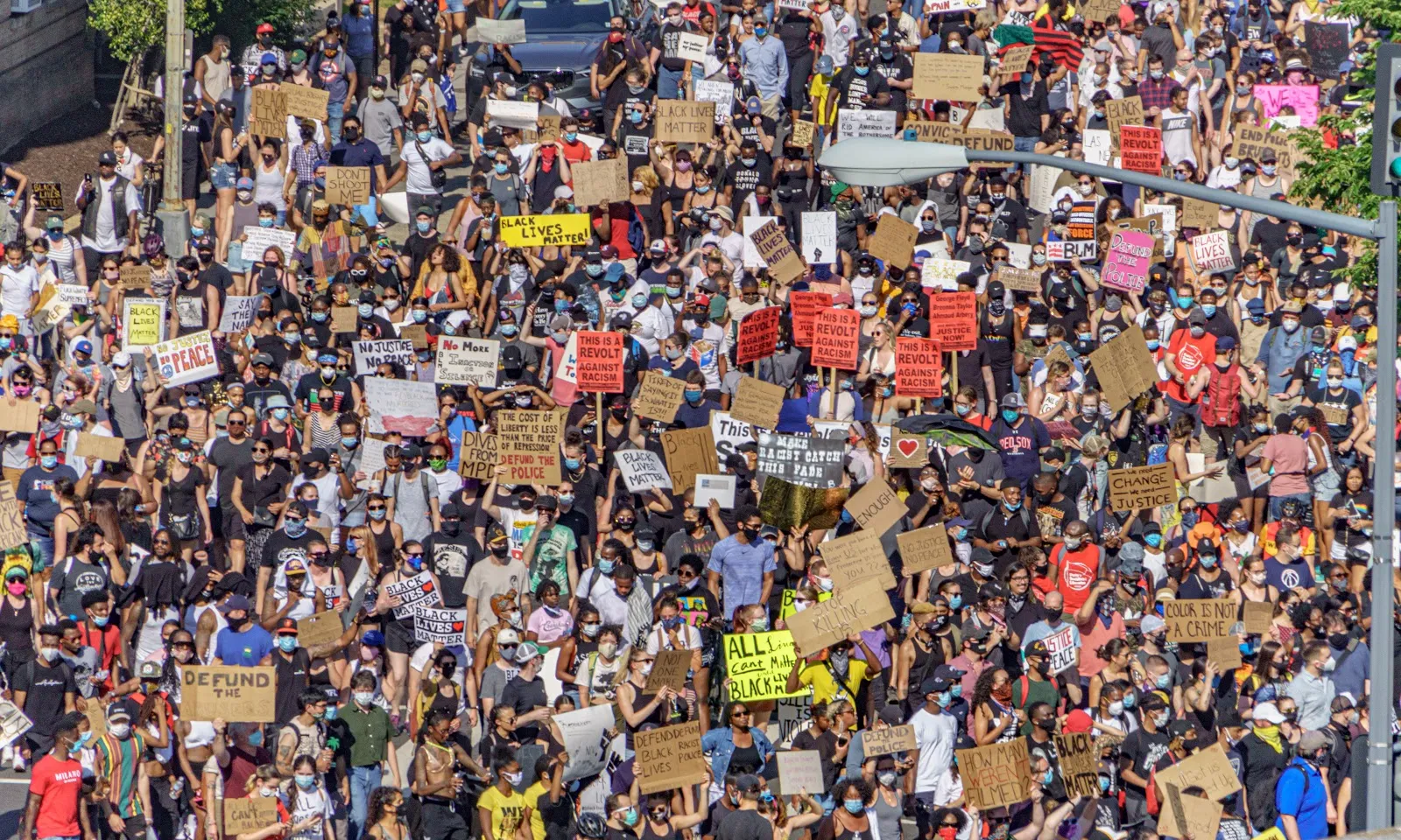 ジョージ・フロイドに纏わる黒人差別の抗議デモのアメリカのワシントンDCの群衆