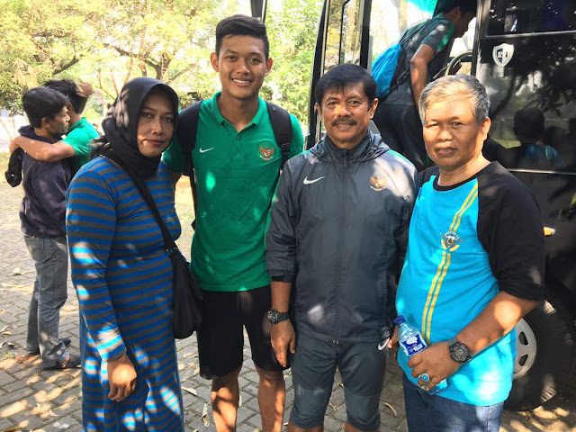 Muhammad Riyandi (hijau) dan kedua orang tuanya bersama pelatih timnas Indonesia U-23, Indra Sjafri.