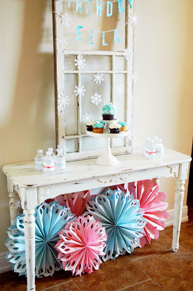 Pen + Paper Flowers STYLING Simple Frozen Themed Pen + Paper Flowers STYLING Simple Frozen Themed