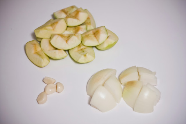 Курочка, запеченая с яблоками и брусничный соус к ней