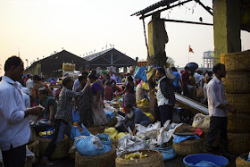 fish market, sassoon docks, mumbai, india, fishermen, traders, baskets, bags, 