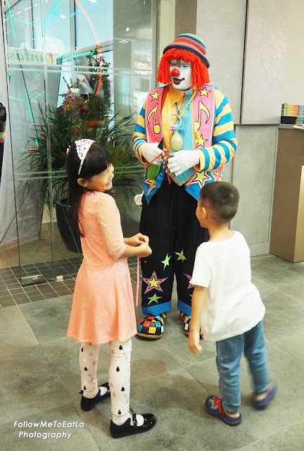  Young Ones Are Kept Entertainment With Clown