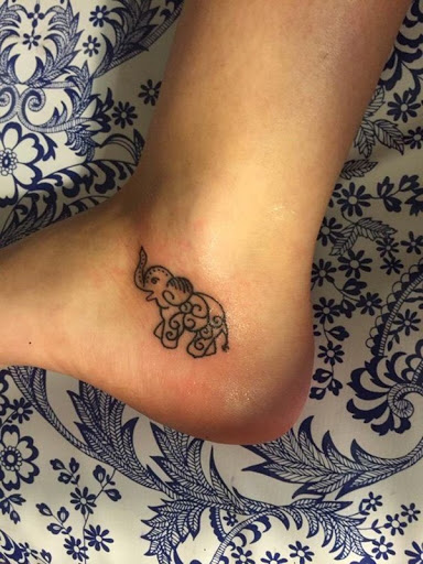 Outro exemplo de uma simplista elefante retrato coberto em um padrão de mandala é visto aqui.