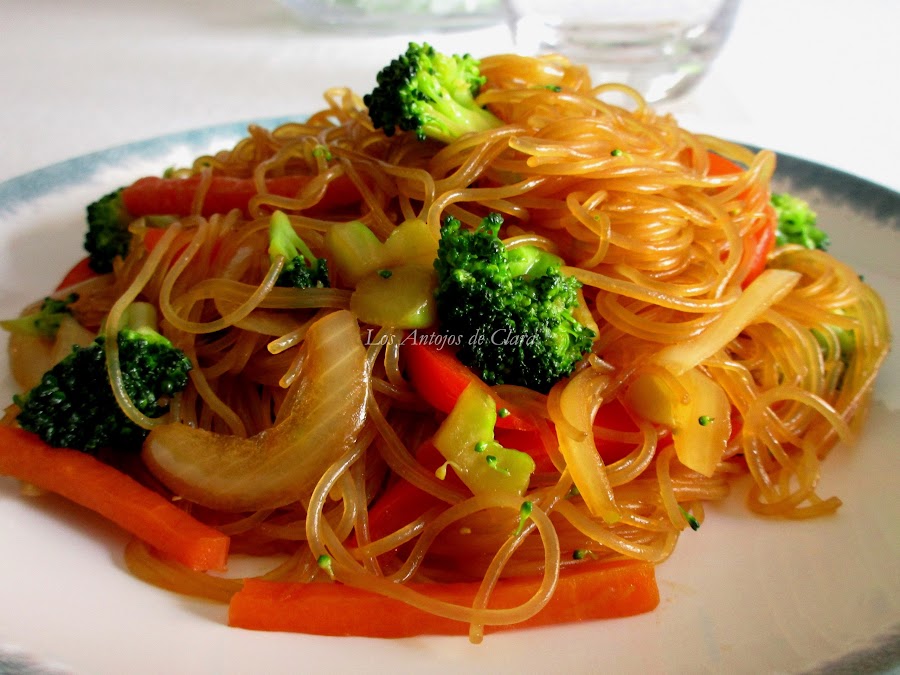 Verduras salteadas con fideos de cristal y salsa de soja