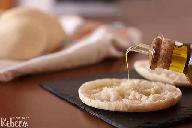 Pan mollete con aceite de oliva Pan mollete con aceite de oliva
