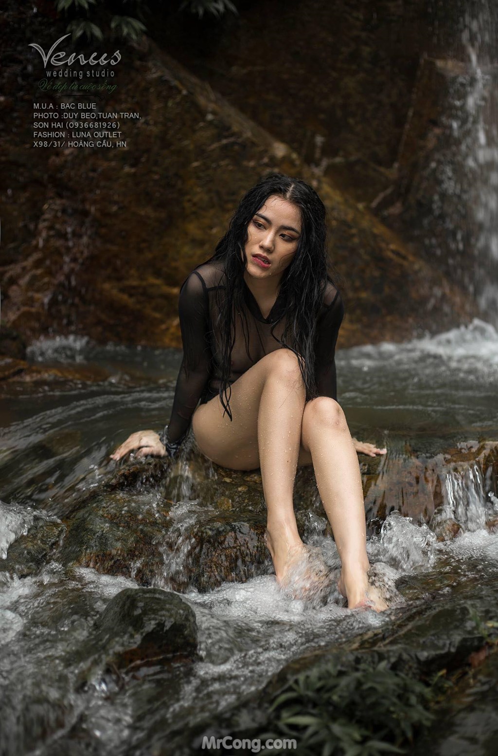 Linh Miu boldly let go of her chest in a set of photos taken under a waterfall