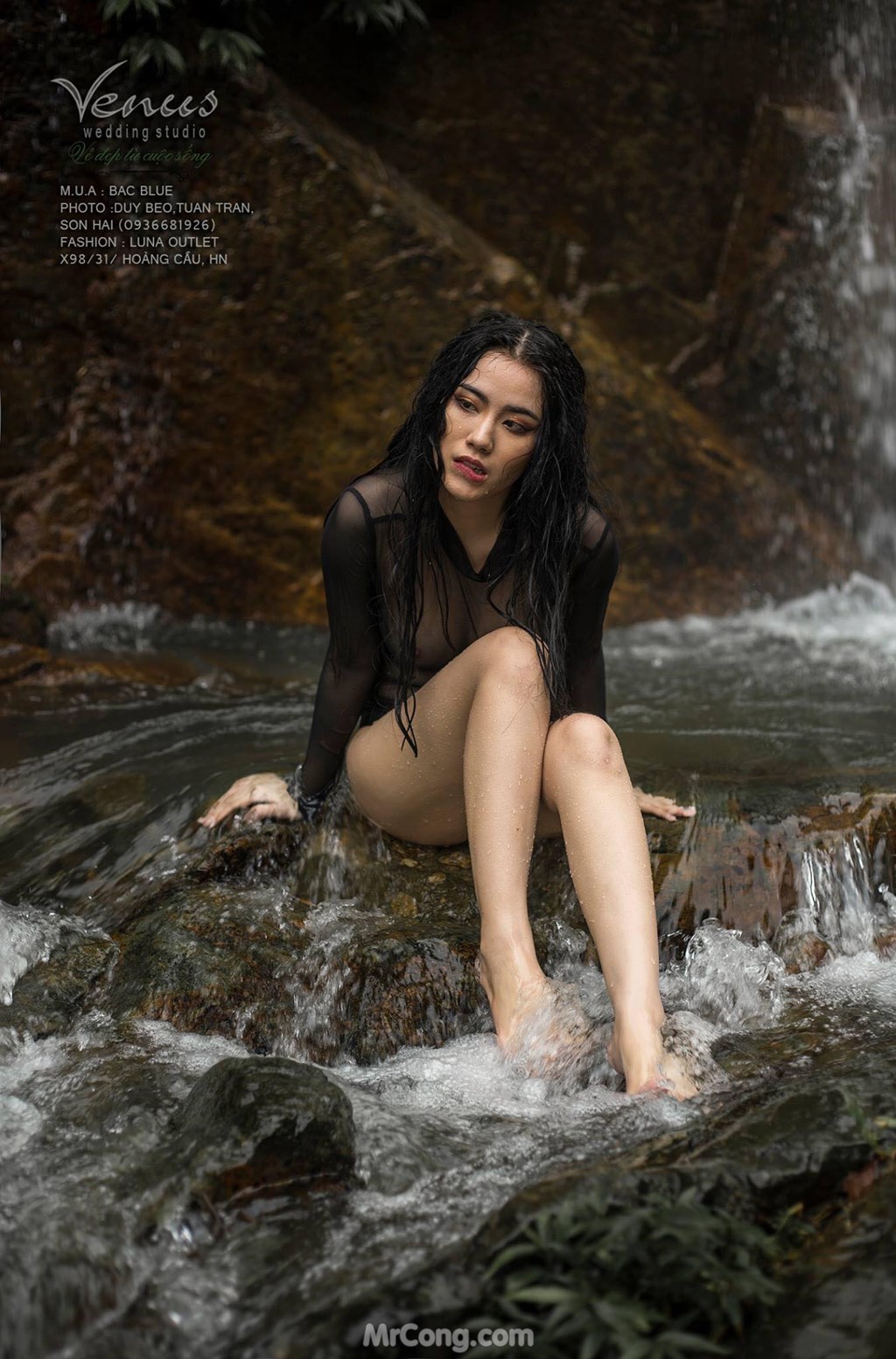 Linh Miu boldly let go of her chest in a set of photos taken under a waterfall photo 3-1