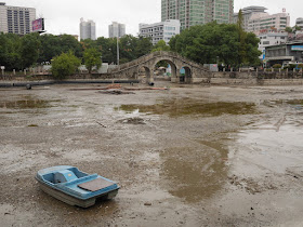 pedal boat in drained lake at Lianhu Square (莲湖广场) in Hengyang