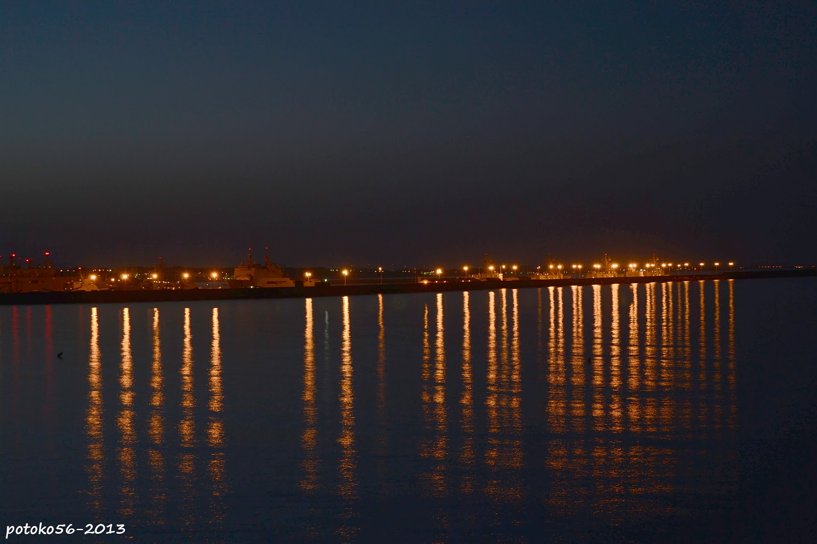 Muelle de la Base Naval y reflejos de luces Rota