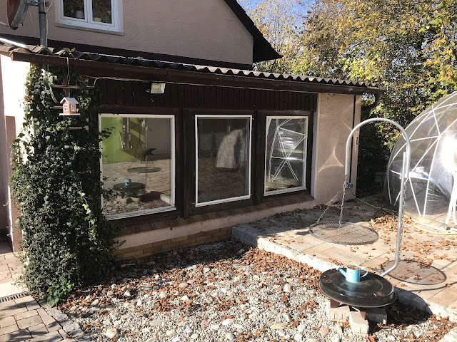 Vorbau am Haus mit alten Fenstern Vorbau am Haus mit alten Fenstern
