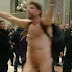 Uomo nudo irrompe nella Basilica di San Pietro