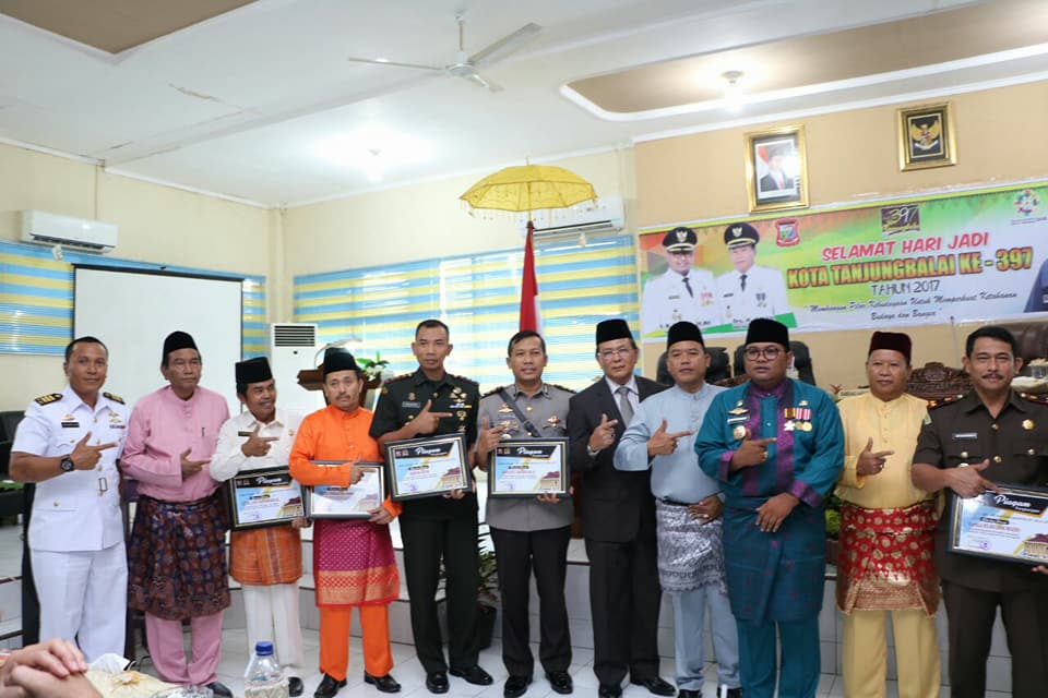 Walikota Tanjungbalai M Syahrial foto bersama anggota DPRD Walikota Tanjungbalai M Syahrial foto bersama anggota DPRD
