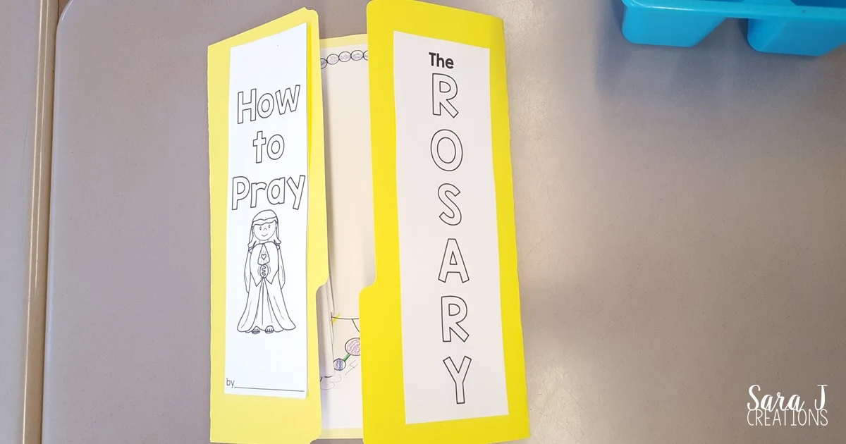 This lapbook is an awesome tool to teach Catholic kids how to pray the Rosary.
