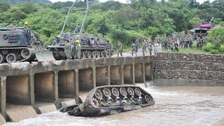 Tank Militer Taiwan Jatuh ke Sungai 