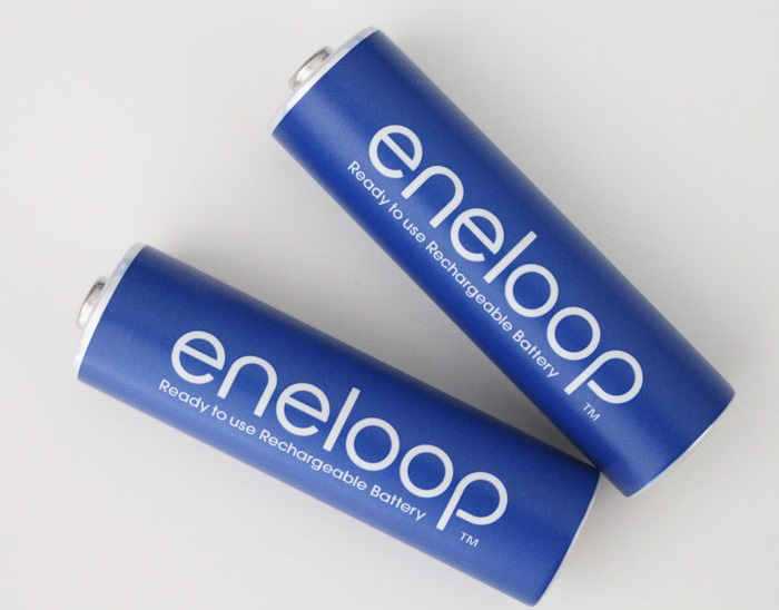 Review on 2 Best Daiso Japan Products, Tube Squeezer and Lint Remover