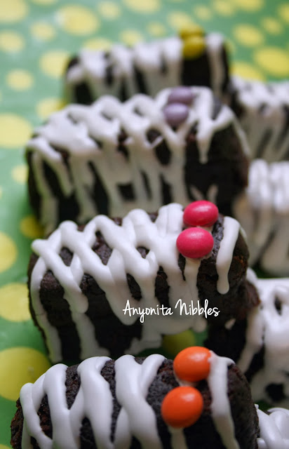 Halloween Mummy Brownies with candy eyes an marshamllow icing from www.anyonita-nibbles.com