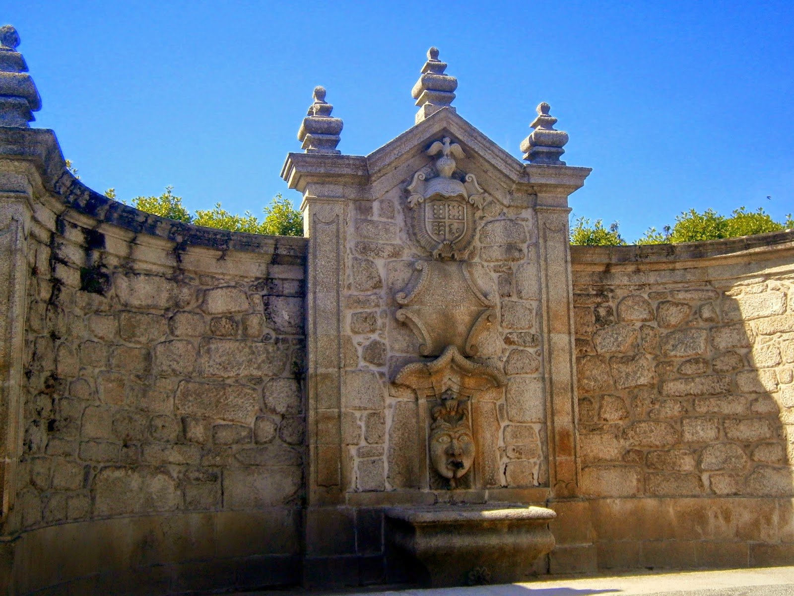 "Sua Maldade"... Casa de Santar...