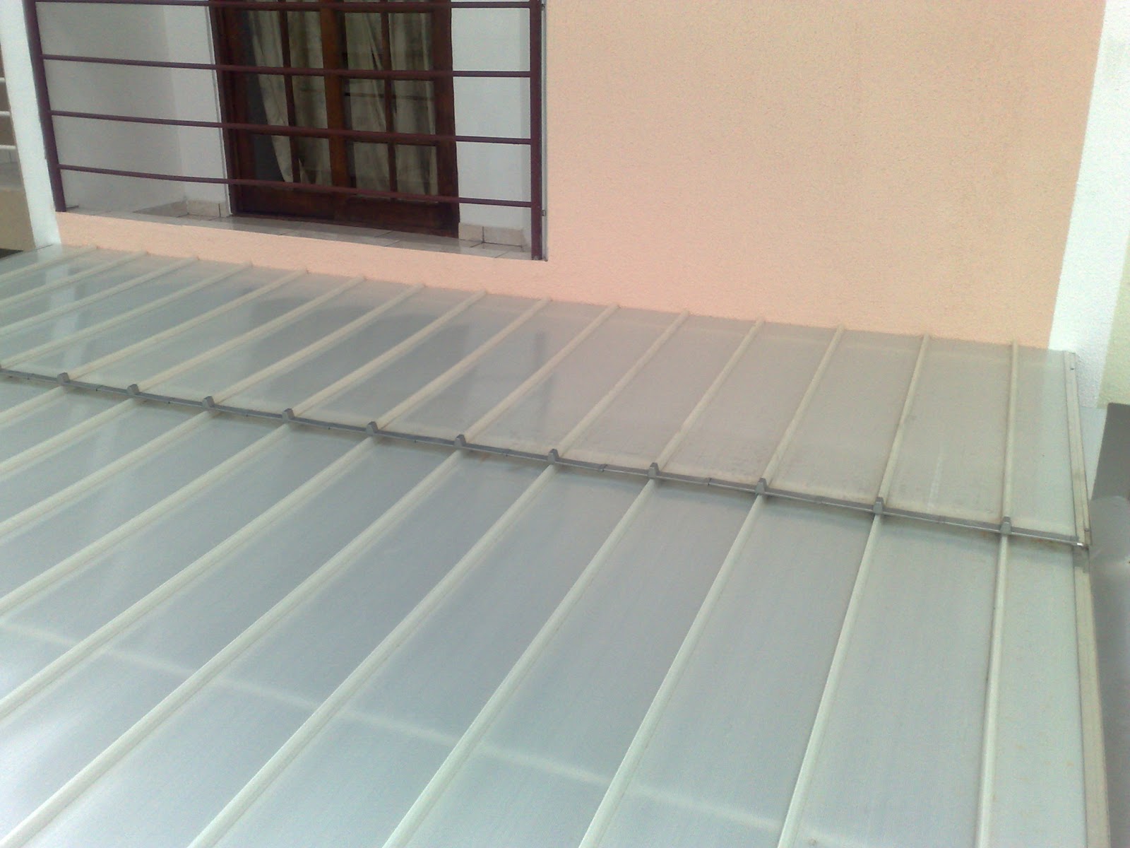 Telhas de Policarbonato Click cor Pérola Instalação com Transpasse Polysolution Polysolution Telhas de Policarbonato Click cor Pérola Instalação com Transpasse Polysolution Polysolution