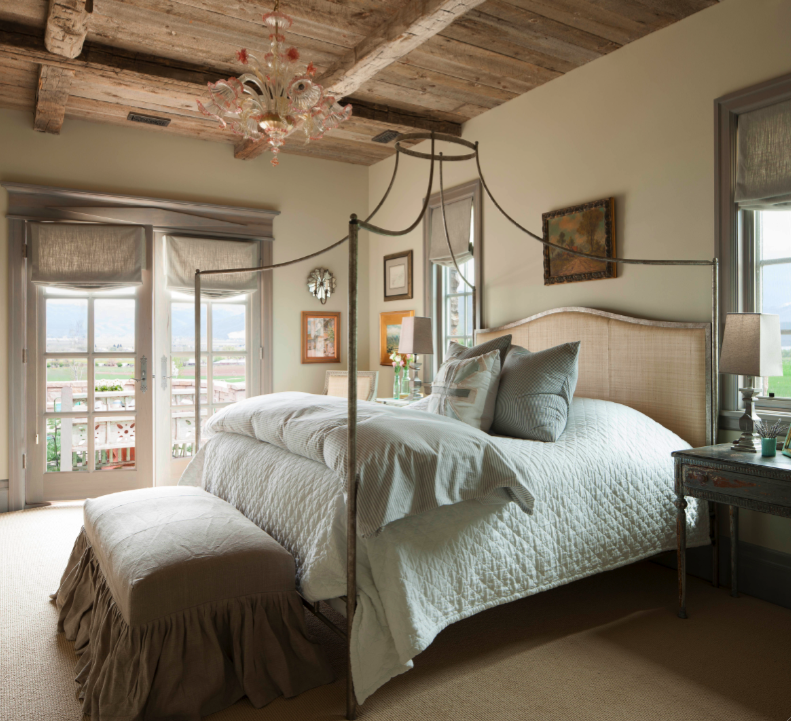 French country bedroom with rustic wood ceiling - Desiree Ashworth (BeljarHome and Decor Provence). #frenchcottage #frenchgustavian #nordicfrench #modernfrench