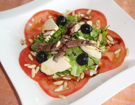 ensalada con anchoas y queso