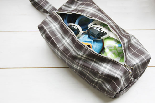  Waterproof Bag - great for traveling but also would be awesome for toting wet swimsuits home. DIY Pattern & Tutorial. 