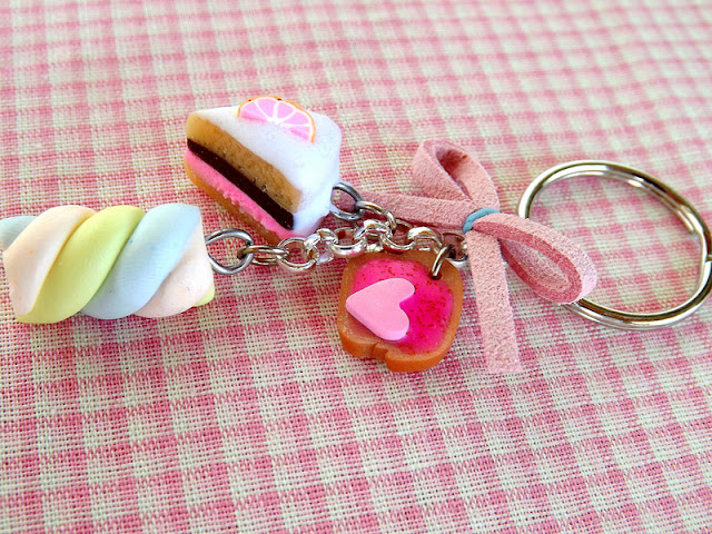 Comida em miniatura: chaveiro com doces. bolo marshmallow