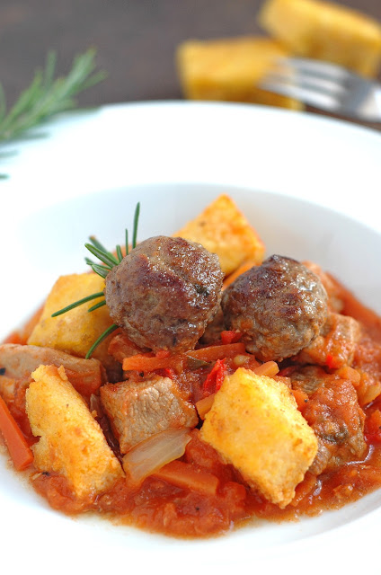 Tomatensugo mit Fleischbällchen