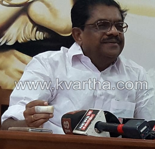 ബാഗില് കൈയ്യിട്ടു; കൈമുറിഞ്ഞ വി എം സുധീരനെ ആശുപത്രിയില് പ്രവേശിപ്പിച്ചു