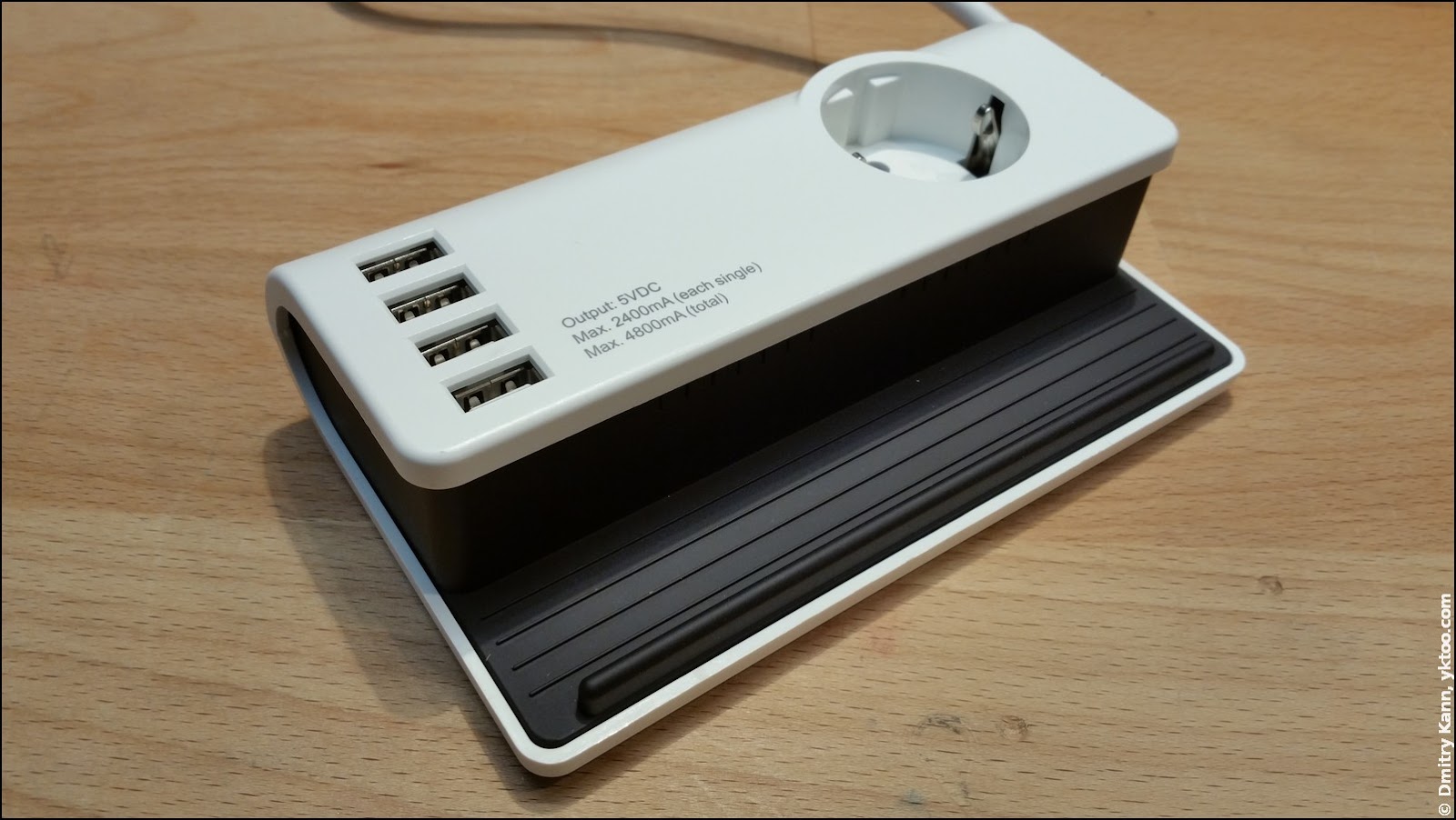 USB-блок питания с розеткой и подставкой под планшет.