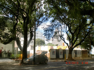 Com o Casarão já demolido, as máquinas começaram a limpar o terreno. UEC Corredor da Vitória. Imagem: Vitória Régia Sampaio 2013.