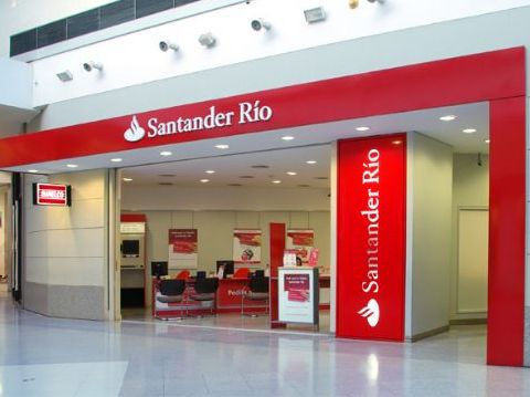 Las operaciones en cajeros del Santander Río son un calvario