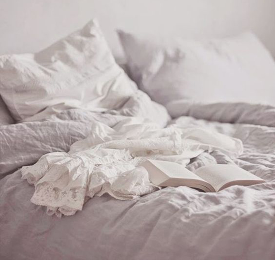 Смятая белая постель. Смятая постель. Мятая кровать. Белая постель. Белая смятая постель.