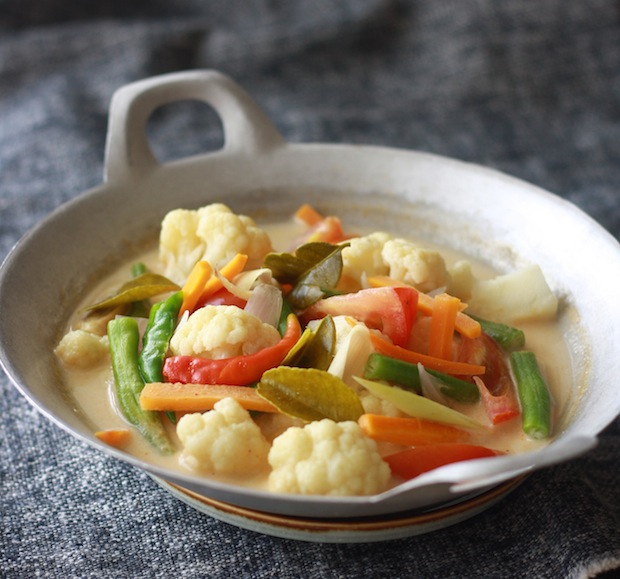 Tom Kha (Thai Vegetable Galangal Soup) by SeasonWithSpice.com