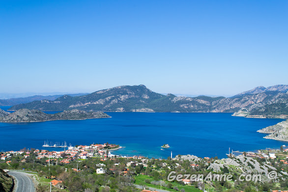 etrafını sarmış dağlar ile adeta bir gölmüş gibi gözüken lacivert denizli Selimiye koyu, Marmaris