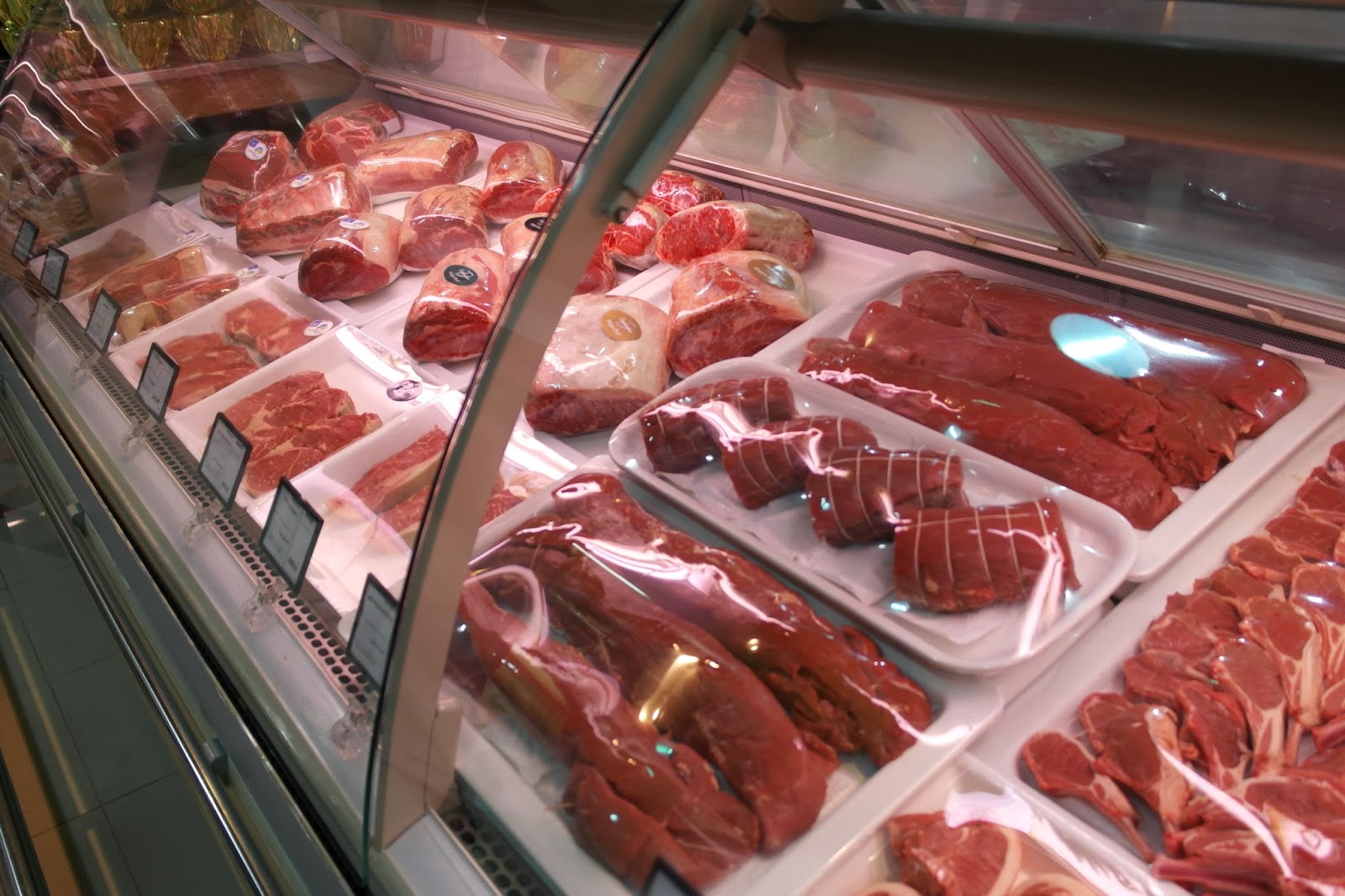 Выкладка мясных полуфабрикатов