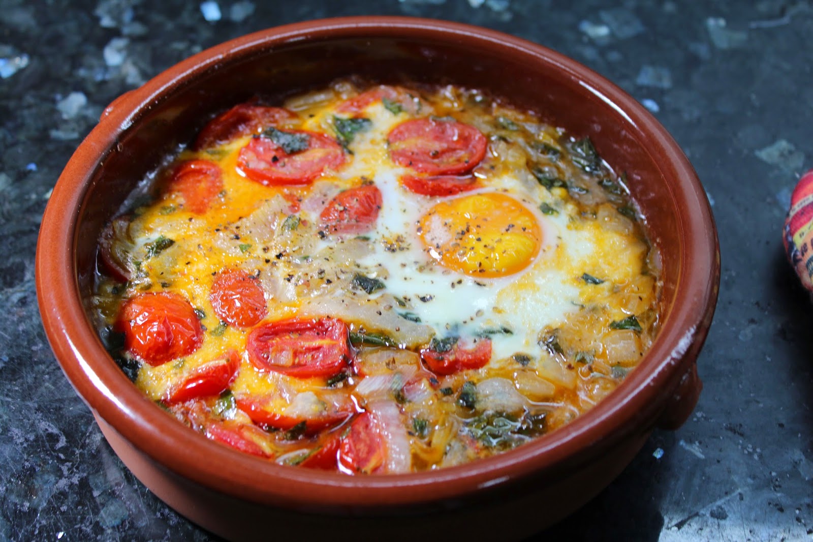 Miss Cereza Receta Tomates con cebolla y huevo al horno