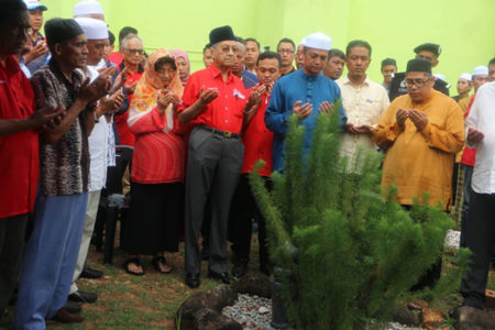 MAHTHIR N WIFE  WITH FAIZ FADZIL ;  HAVE  MADE A "  VISIT OF HONOR " D GRAVE OF ALMARHUM US. FADZIL