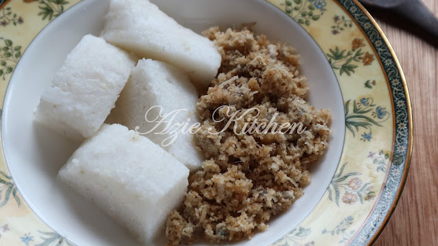 Nasi Impit Dengan Sambal Kelapa Ikan