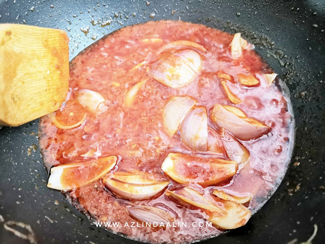 RESIPI SAMBAL SARDIN TRADER'S CHOICE - Assalamualaikum semua, apa kabar? Mummy okay alhamdulillah sihat dan masih dapat berpuasa penuh. Terharu juga dapat puasa penuh walau masih breastfeeding Daim Naufal. Mungkin sebab Daim dah besar, dah boleh makan mummy tak buat power pumping. So, alhamdulillah ! Mummy bertenaga untuk berpuasa. Kalau dedulu, breastfeed Dhia mummy terus terang memang mummy tak larat berpuasa. Sebab buat power pumping 11 pagi dan 4 petang untuk simpan susu badan. Lunch hour pulak, balik direct breastfeeding Dhia. Serius 12 tengah hari perut dah sakit, badan tak larat bangun. Okay berbalik kisah kami buka puasa dengan menu sambal sardin Trader's Choice . RESIPI SAMBAL SARDIN TRADER'S CHOICE - Assalamualaikum semua, apa kabar? Mummy okay alhamdulillah sihat dan masih dapat berpuasa penuh. Terharu juga dapat puasa penuh walau masih breastfeeding Daim Naufal. Mungkin sebab Daim dah besar, dah boleh makan mummy tak buat power pumping. So, alhamdulillah ! Mummy bertenaga untuk berpuasa. Kalau dedulu, breastfeed Dhia mummy terus terang memang mummy tak larat berpuasa. Sebab buat power pumping 11 pagi dan 4 petang untuk simpan susu badan. Lunch hour pulak, balik direct breastfeeding Dhia. Serius 12 tengah hari perut dah sakit, badan tak larat bangun. Okay berbalik kisah kami buka puasa dengan menu sambal sardin Trader's Choice .