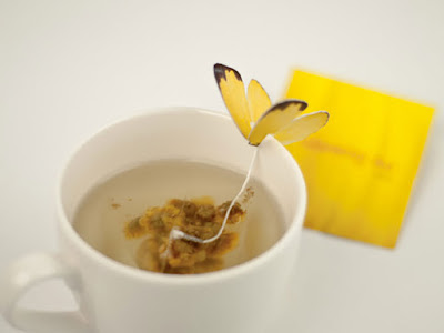 Una mariposa y bolsa de té