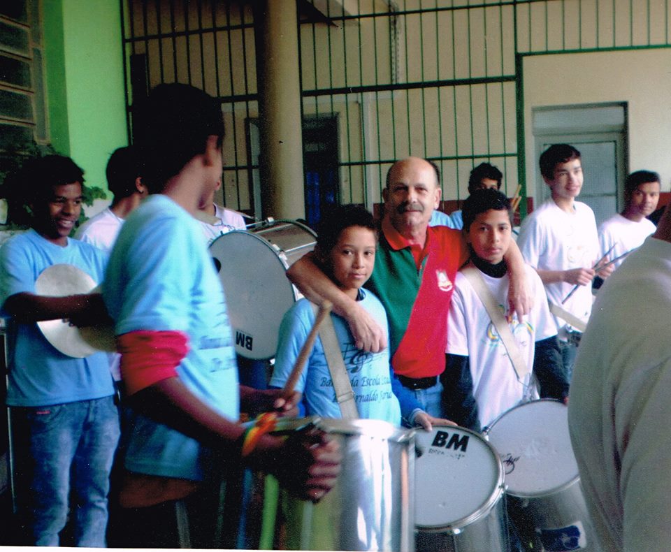 Manoel Ianzer com alunos da banda da Escola Arnaldo Faria