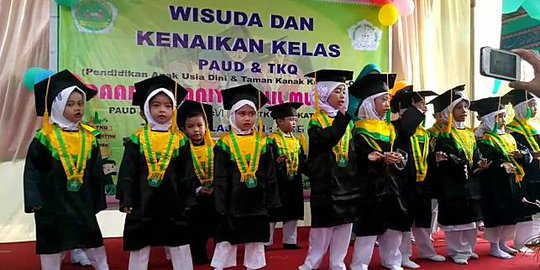 Wisuda PAUD yang Dianggap Kurang Etis dan Berlebihan, Malah Membuang-Buang Uang Wisuda PAUD yang Dianggap Kurang Etis dan Berlebihan, Malah Membuang-Buang Uang