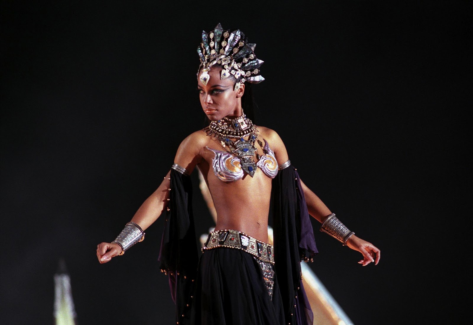 Celebrities, Movies and Games: Aaliyah Dana Haughton as Queen Akasha - Queen of the Damned Movie