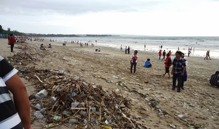 SID Ajak Wisatawan Bersihkan Sampah Pantai Kuta