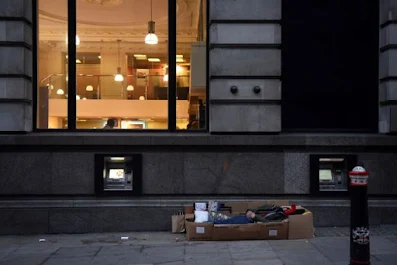 Άστεγος έξω από τράπεζα στο Λονδίνο