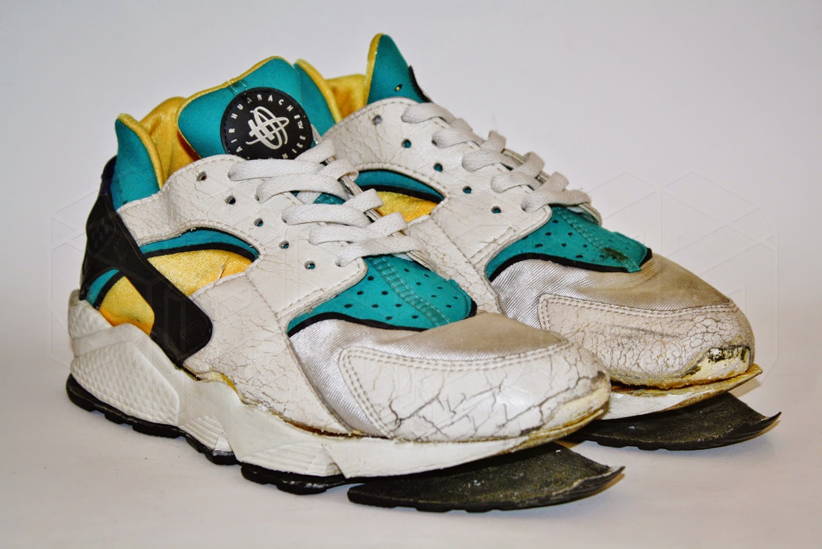 Nueve Cincuenta: Nike Air Huarache Resin '92. Full Strip Down (including superglue removal)/ Air 