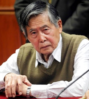 Alberto Fujimori Foto de Alberto Fujimori sentado sin lentes y más acabado