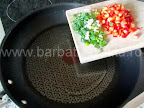 Cartofi umpluti la cuptor preparare reteta - punem ceapa tocata si ardeiul la calit in tigaie