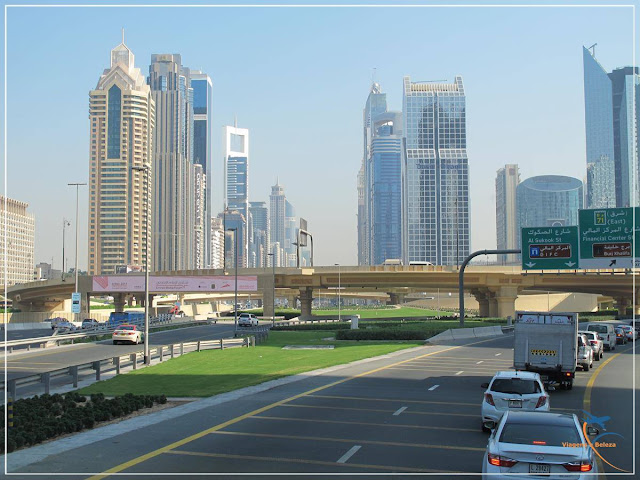 As avenidas de Dubai são bem largas